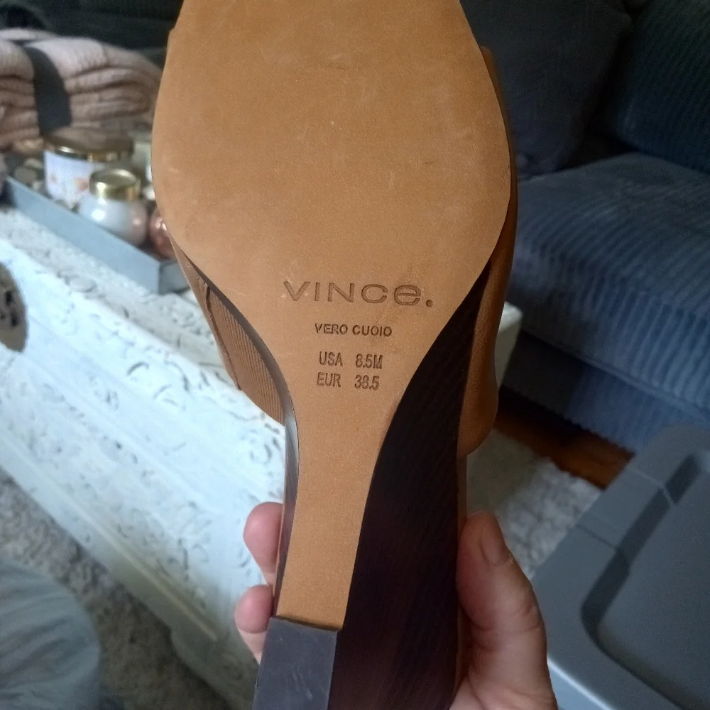 🆕⭐ VINCE tan camel leather wedges